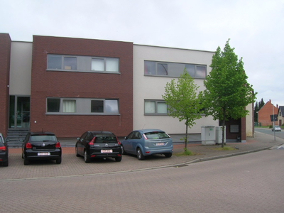 Zeer net appartement in recent gebouw met garage