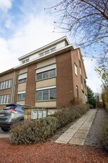 Appartement op 1-ste verdiep in rustige buurt (met garage).