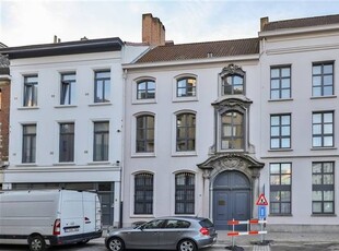 Charmant dakappartement met terras in historisch pand