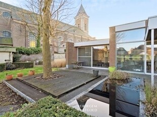 Dorpswoning met 4+ slaapkamers en geniet tuin