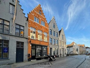 Gerenoveerde herenwoning met winkel en woonst