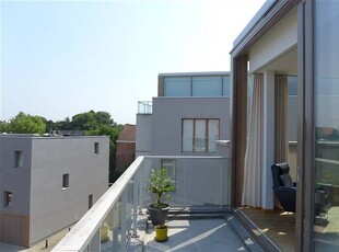 Penthouse met ruim terras te huur nabij Sint-Pietersstation