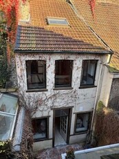 Petite maison derrière une maison en Pierreuse