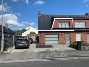 Ruime halfopen bebouwing met tuin en garage!