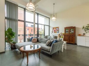 Sublieme en heel lichtrijke loft met staanplaats en kelder!