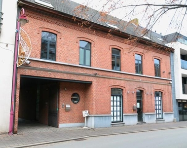 Centraal gelegen bel-etagewoning met 5 slaapkamers, 2 autost