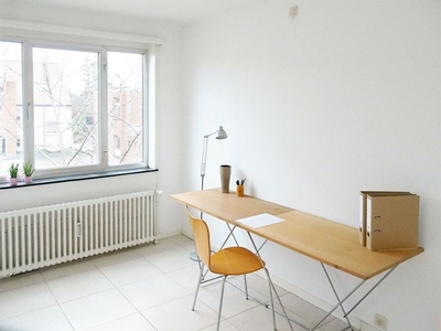 Instapklaar 2 slaapkamerappartement met garage te huur