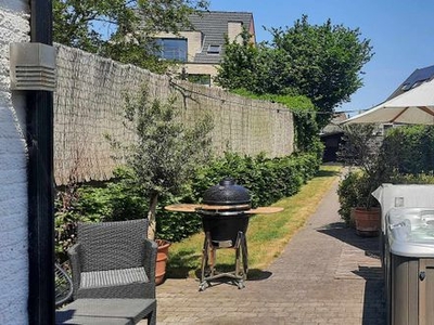 Instapklare halfopen bebouwing met ruime tuin en carport