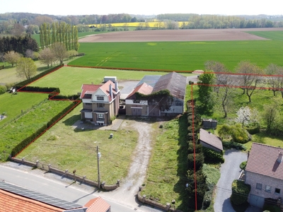 Vastgoedcomplex bestaande uit huis, bijgebouw en magazijnen