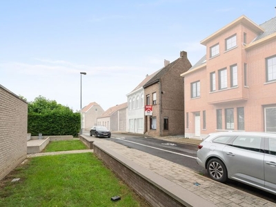 Woning met magazijn op 705m² in centrum Oostrozebeke!