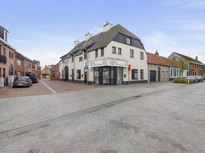 Handelspand met ruime kelder en private parkeerplaats