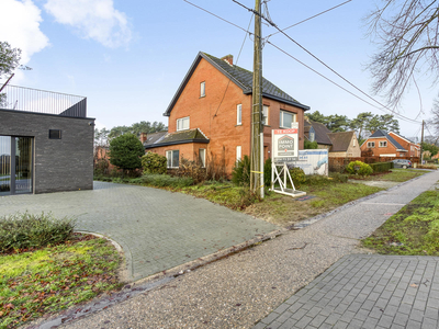 Op te knappen woning met 3 slaapkamers en 2 garages op 740m²