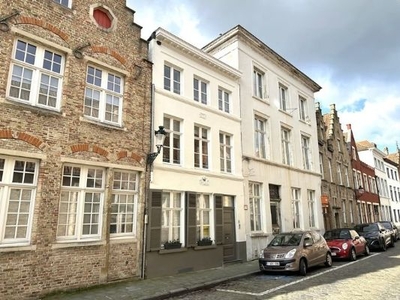 Gemeubelde herenwoning met stadskoer