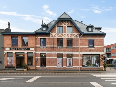 Handelsgelijkvloers met 2 gerenoveerde appartementen