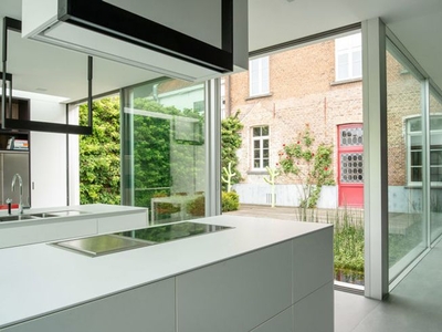 Imposante herenwoning met moderne aanbouw en zwemvijver