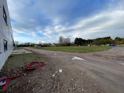 Industriegrond van 2.100m² te huur in Zulte