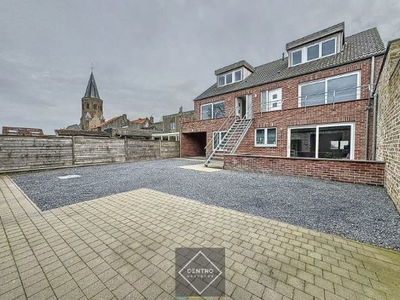 Recent appartementsgebouw met 3 appartementen en 3 dubbel...