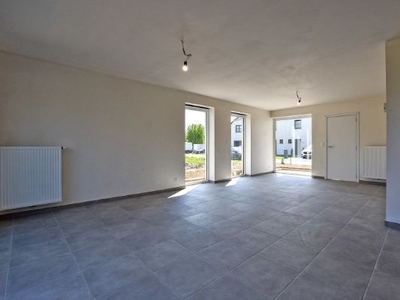 Ruime energiezuinige nieuwbouwwoning (type halfopen) (2024) met inpandige garage op 264m² gelegen te Houthulst.