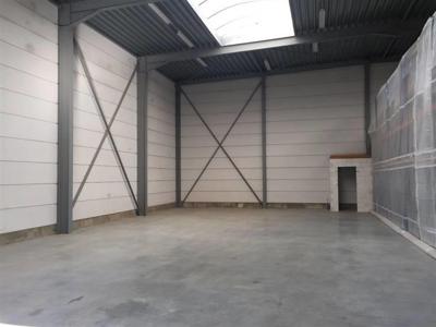 MAGAZIJN 200m2 MET GROTE SECTIONAALPOORT