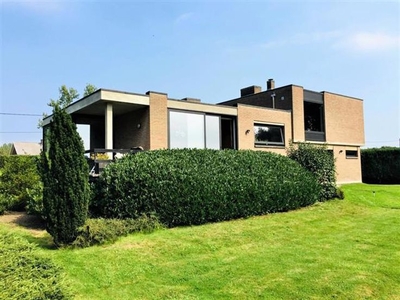 Lichtrijke villa op 4.532m² gelegen as Brussel /Mechelen