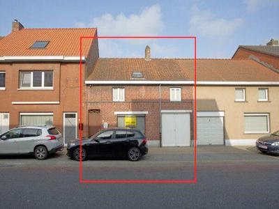 Woning met 4 slaapkamers, garage en tuin. Voorfacade ca.7m.