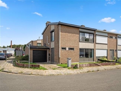 Brede halfopen bebouwing met 3 kamers, tuin en garage