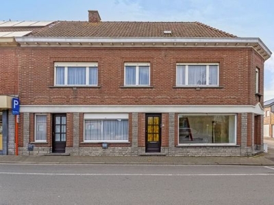 Handelswoonst met 4 slaapkamers en 3 garages!