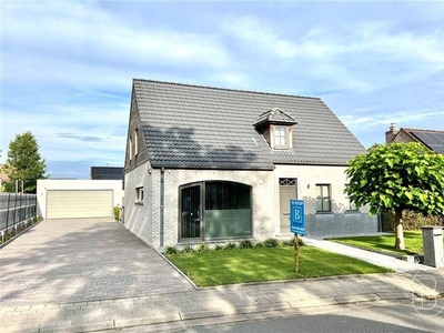 RECENTE VILLA met GROTE GARAGE, OPRIT en mooi aangelegde TUI