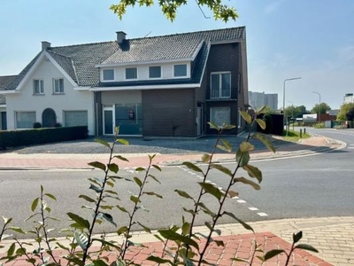 Ruime instapklare woning met 3 slaapkamers en Loods