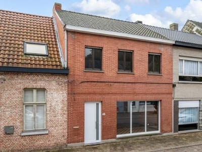 Ruime te renoveren woning met een afzonderlijke garage op...