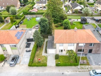 Te renoveren halfopen woning op 652 m² in rustige woonwijk