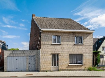 Te renoveren woning met grote tuin en garage