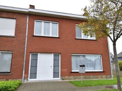 Woning met 3 slaapkamers, polyvalente ruimte en tuin te koo