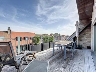 Bemeubelde penthouse met unieke terrassen te huur in Heist