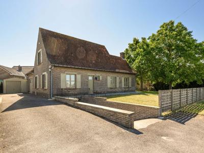 INSTAPKLARE ALLEENSTAANDE WONING MET TUIN EN GARAGE