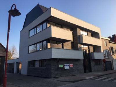 Nieuwbouwappartement op het 2de verdiep te huur, met garage.