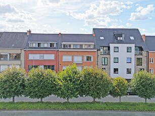 Ruim gelijkvloers appartement met tuin te Bevegem