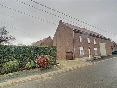 4-gevelwoning met stallingen en garages op 32 are 70