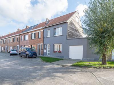 Gerenoveerde half open woning met grote garage, zonnepanele