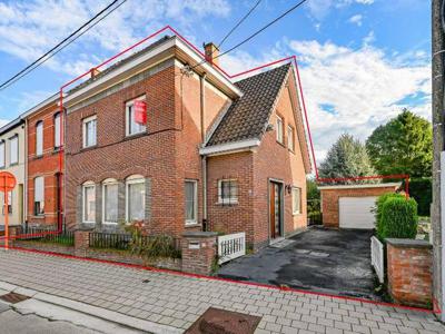 HALFOPEN BEBOUWING MET VIER SLAAPKAMERS, TUIN EN GARAGE