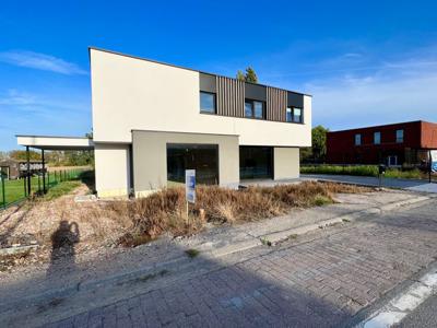 HALFOPEN NIEUWBOUW MET 3 SLPKS, CARPORT EN TUIN