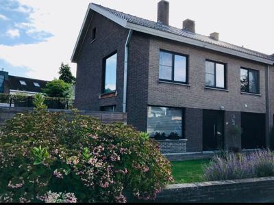 Instapklare halfopen woning met 4 slaapkamers op toplocatie!