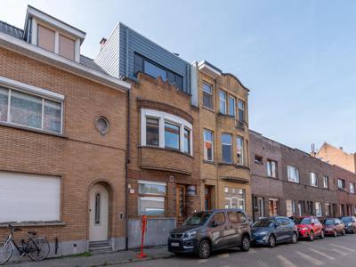 Instapklare woning met 4 kamers, zonnepanelen en diepe tuin.