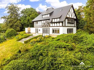 Klassieke villa in Normandische stijl met bosgebied op 56 ar