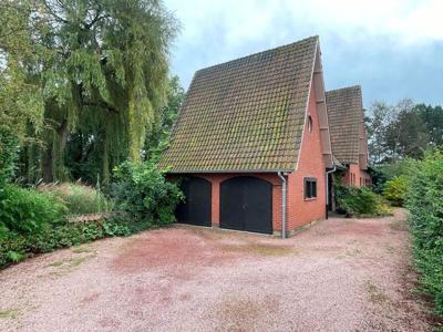 Landelijke grote villa met unieke parktuin en bureauruimtes.