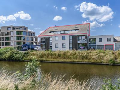 Lichtrijk dakappartement met 2 slaapkamers én garage.