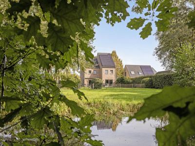 Moderne pastorie villa met een groene oase achteraan.