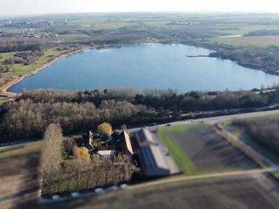 Mooie hoeve op 6600m²grond gelegen aan het meer van Téteghem