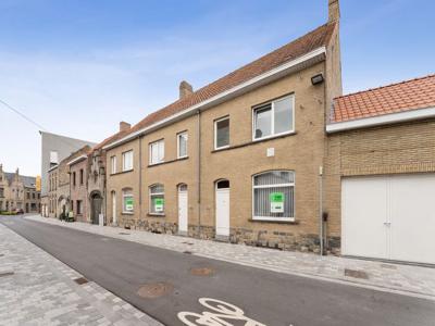 Op te frissen stadswoningen in centrum Diksmuide te koop