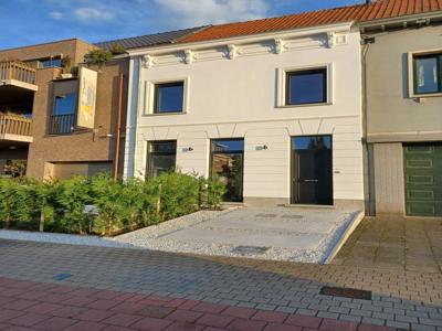 Volledig vernieuwde woning met 4 slpks, 2 badkamers, CV, ope